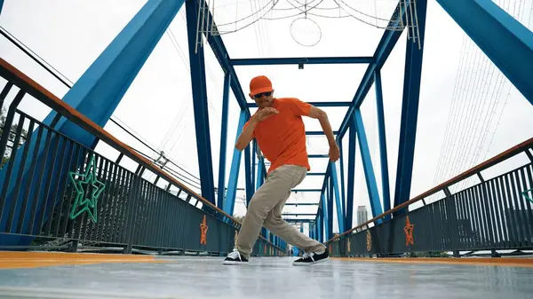 Calificado Asiático Hipster Realizar Paso Paso Puente Con Cámara Bajo — Foto de Stock