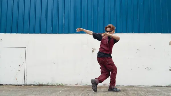 Bonito Dançarino Rua Praticando Break Dance Fundo Chão Branco Homem — Fotografia de Stock