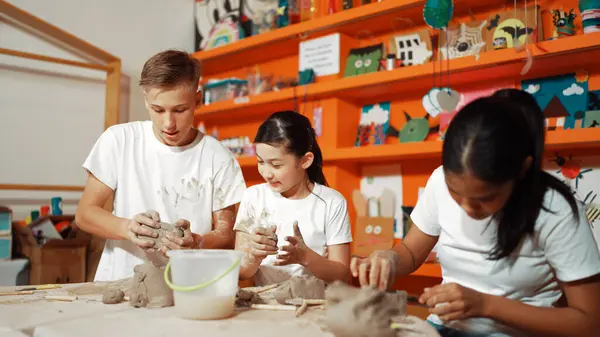 快乐多样的高中学生模型粘土在陶器车间 在艺术课上使用雕刻设备 以混合竞速工作和制作杯子黏土的可爱儿童 创意课 — 图库照片