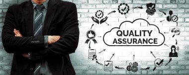 Kalite Güvencesi ve Kalite Kontrol Konsepti - Modern grafik arayüzü sertifikalı standart süreç, ürün garantisi ve müşteri memnuniyeti için kalite iyileştirme teknolojisini gösteriyor. uds