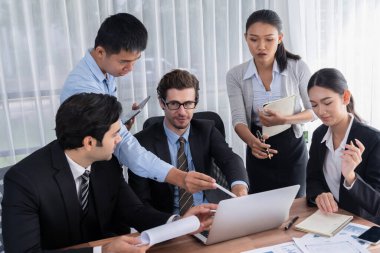 Modern ofis ortamında çalışan çeşitli etnik gruplardan çeşitli iş adamları. Üretken ve çok ırklı ofis çalışanları stratejik ticari pazarlama konusunda tartışmaya giriştiler. Çok titiz.