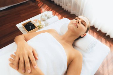 Panorama manzaralı kadın müşteri stres önleyici spa masajından zevk alıyor ve lüks otel veya oteldeki gündüz açık hava ortamında güzellik teniyle eğleniyor. Sessiz.