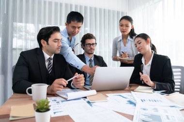 Ofis masasındaki finansal veri raporlarını analiz eden çeşitli bir grup iş analisti. Stratejik pazarlama planlaması için iş istihbarat analizine göre grafikler ve grafikler.