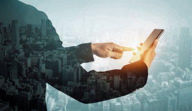 Business Communication Network Technology Concept - İş adamlarının modern şehir planında akıllı telefon ya da cep telefonu aygıtı kullanmaları. uds