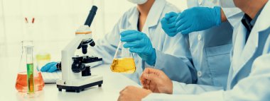 Laboratuvar araştırma ekibi, bilimsel uzmanlık ve laboratuvar ekipmanları ile sağlık hizmetlerini ilerletiyor, yeni ilaçlar araştırıyor ve laboratuvarda tedavi geliştiriyor. Panorama Katı