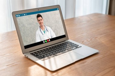 Hasta ile sanal görüşme için mod teletıp yazılım uygulaması tarafından çevrimiçi doktor görüntüsü çağrısı