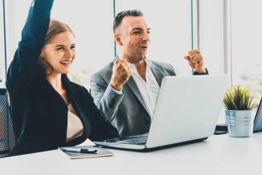 İş adamı yöneticisi, modern işyerinde çalışan bir iş kadınıyla görüşmede. Kurumsal iş adamları konsepti. uds