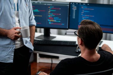 BT geliştiricileri pc ekranında çevrimiçi yazılım geliştirme bilgisini tartışıyor, web sitesindeki son sürüm uygulaması için program kodlaması oluşturuyorlar. Beyin fırtınası yazılımı kavramı güncellendi. Satılabilir.