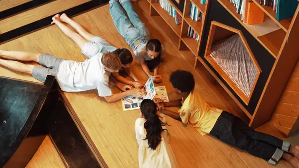 Kütüphanede Kitap Okurken Bir Grup Farklı Çocuk Daireler Çiziyor Bir — Stok fotoğraf
