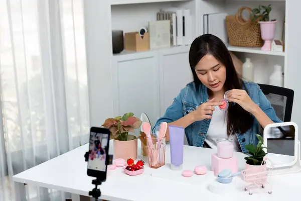 Genç Güzel Asyalı Makyaj Fırçası Yanak Testi Koleksiyonunu Pastel Renkle — Stok fotoğraf