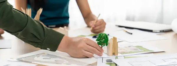 Profesjonalny Zespół Architektów Dyskutować Temat Zielonego Projektowania Domu Ekologicznego Stole — Zdjęcie stockowe