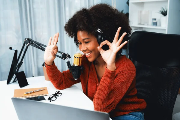 Gastheer Kanaal Van Mooie Afrikaanse Vrouw Influencer Praten Met Nieuwe — Stockfoto