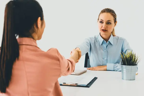 2人の若いビジネス女性が就職申請とビジネス契約のためのオフィステーブルで会う 人材コンセプト インタビュー — ストック写真