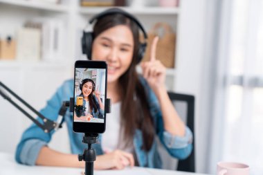 Yaratıcı yayıncı genç ve güzel Asyalı 'nın sunucu kanalındaki seçici odaklı telefon stüdyodaki dinleyiciyle günlük hayatta pazarlamayı veya danışmanı desteklemek için online olarak konuşuyor. Taktik.