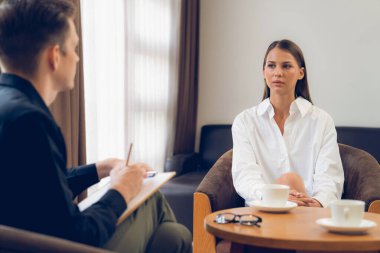 Psikolojik konsültasyon zihinsel problemde iyileşme kaydediyor. Psikiyatrist akıl hastalığı teşhisi koyarken mutlu genç bayan hasta terapi seansı yapıyor. Açılıyor