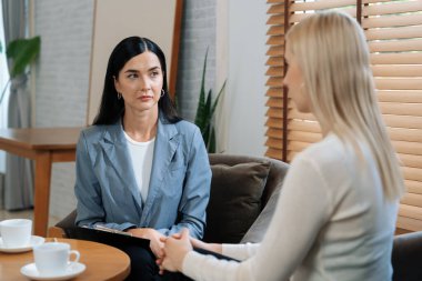 Psikolojik akıl sağlığı danışmanlığı ya da terapi seansındaki genç ve profesyonel bir hastadan akıl hastalığı teşhisi koyarken yardım istemek. Zihinsel tedavi seansı. Blithe