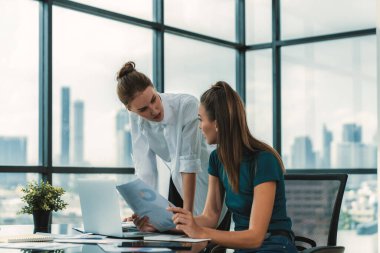 Genç, güzel, zeki iş adamları birlikte çalışıp mali istatistikleri tartışıyorlar. Bir grup farklı iş kadını modern ofiste dizüstü bilgisayar kullanarak fikir alışverişinde bulunuyor. İzleme.