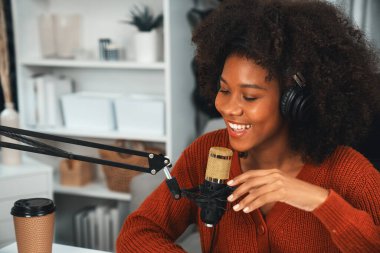 Güzel Afrikalı kadın sunucu kanalı çevrimiçi yayın yoluyla konuşuyor pazarlama öğretiyor, dinleyicileri canlı ya da çevrimiçi. İş yerindeki herhangi bir yer kavramı. Tatlandırıcı.