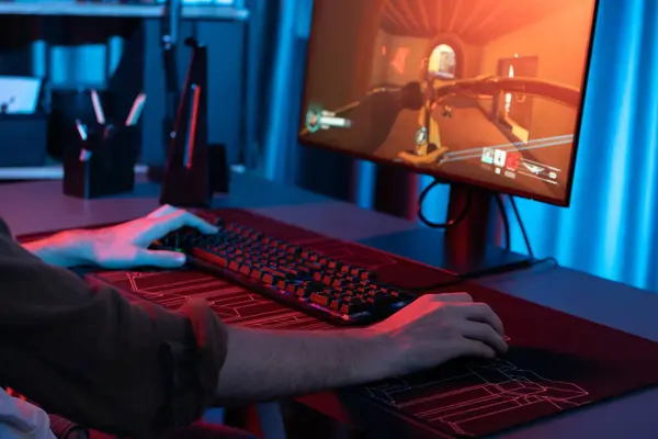 Genç Oyun Flamasının Sunucu Kanalı Bilgisayar Ekranında Çoklu Oyuncuyla Savaş — Stok fotoğraf
