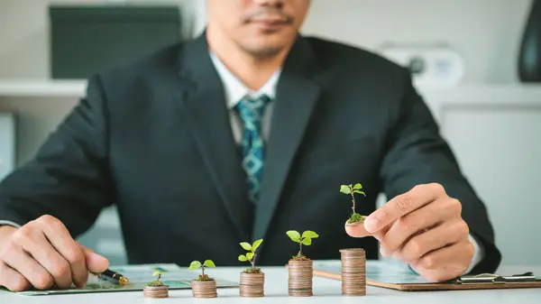 Biznesmen Stosem Monet Swoim Biurze Jako Inwestycji Zrównoważonego Wzrostu Pieniędzy — Zdjęcie stockowe