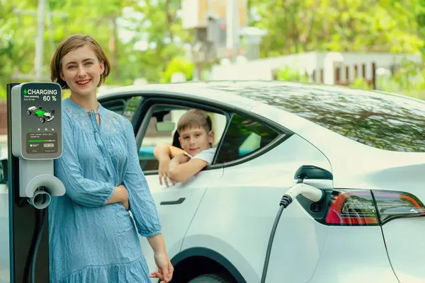 Famiglia Consapevole Dell Ambiente Con Auto Elettrica Eco Friendly Ricarica — Foto Stock