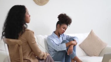 Travma sonrası stres bozukluğu olan üzgün bir kadın psikoloğu, depresyon ya da kalp yetmezliğinden sonra üzüntülü bir ruh sağlığı terapisi görüyor. Hayal kırıklığına uğramış genç bir kadın klinikteki duygular hakkında bir psikologla konuşuyor.