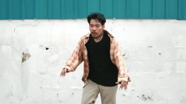 İspanyol komedi koreografı hip hop tarzında dans ediyor. Genç mutlu break dansçı B-boy dansı yapıyor. Sokak dansı yapan komik adamın hareket çekimi. Açık hava sporu 2024. Modern dans. hiphop.