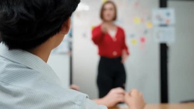 Akıllı yönetici yaratıcı iş toplantısında elini kaldırıyor ve soru soruyor. Bu arada genç beyaz, güzel iş kadını kendinden emin bir şekilde cevap veriyor. Takım çalışması, beyin fırtınası, tartışma. Tertemiz..
