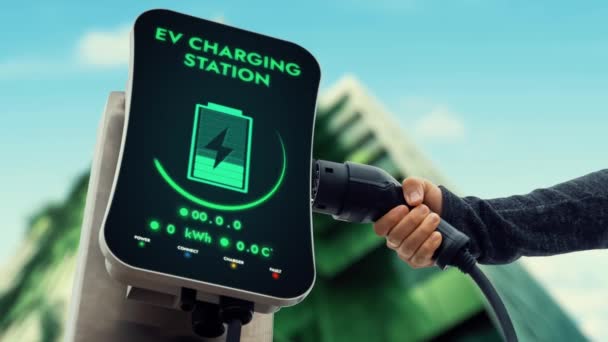 Бизнесмен Вытаскивает Зарядное Устройство Подзарядки Своих Электромобилей Зарядной Станции Зеленом — стоковое видео