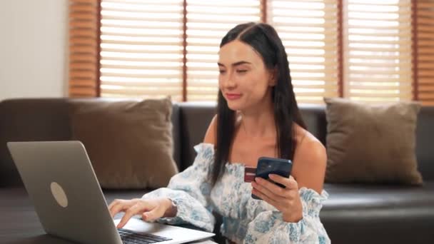 Jovem Mulher Usando Laptop Com Cartão Crédito Para Internet Banking — Vídeo de Stock