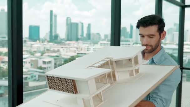 Zkušený Usmívající Bělošský Inženýr Otočí Model Domu Doleva Doprava Aby — Stock video