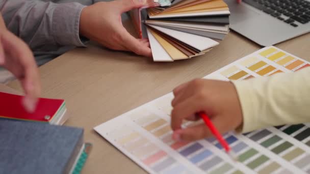 Lento Movimento Mão Closeup Arquiteto Designer Interiores Apresentando Material Têxtil — Vídeo de Stock