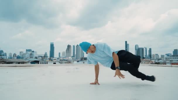 Blanke Boy Danser Oefent Straatdansen Het Dak Geschoolde Breakdanser Treedt — Stockvideo