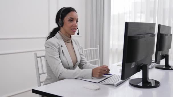 Επιχειρηματίας Φορώντας Ακουστικά Που Εργάζονται Στο Γραφείο Για Την Υποστήριξη — Αρχείο Βίντεο