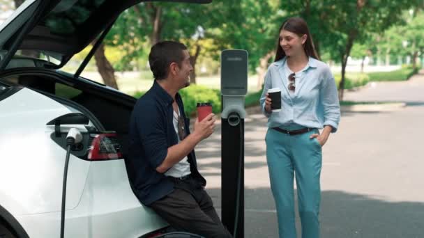 Jonge Echtpaar Drinken Koffie Opladen Batterij Voor Elektrische Auto Tijdens — Stockvideo