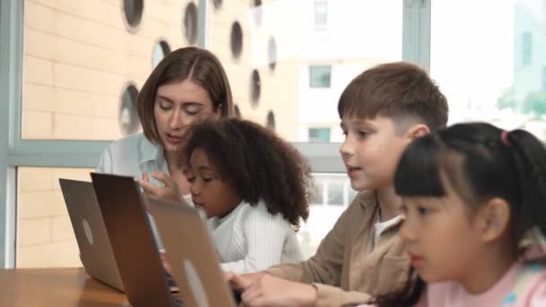Slimme Leraar Onderwijs Zoek Student Met Behulp Van Laptop Klas — Stockvideo