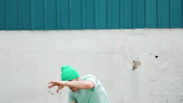 Detailní Záběr Mladého Hipstera Pohybujícího Živě Ulici Bělošská Choreografka Tancující — Stock video