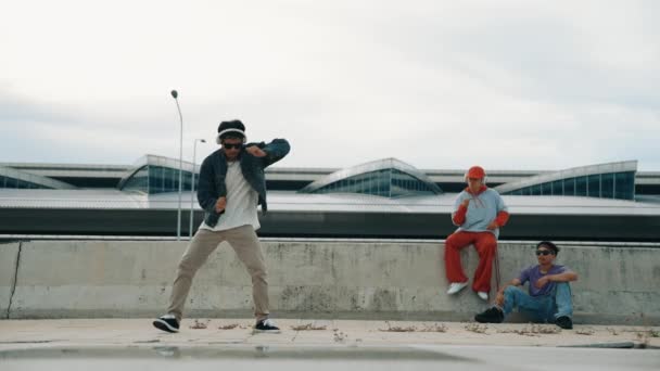 Snygg Break Dansare Njuta Utföra Freestyle Rörelse Med Asiatisk Vän — Stockvideo