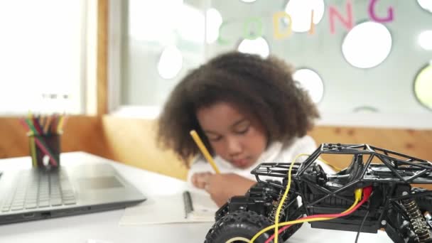 Slim Afrikaans Meisje Inspecteren Kijken Robotachtige Auto Tijdens Het Schrijven — Stockvideo