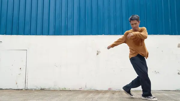 Den Spanske Mannen Sträcker Armarna Och Dansar Streetdance Framför Väggen — Stockfoto
