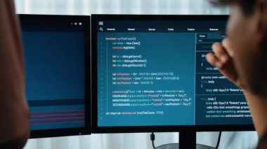 Yavaş çekim arkası yazılım geliştirici mühendisi bilgisayar programlama için birlikte çalışarak hata ayıklama kodunu çözüyor, ofiste monitörde karmaşık algoritmaları çözüyor. Filizlenen