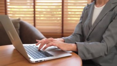 Kadın çağrı merkezi operatörü ya da müşteri hizmetleri çalışanı, müşteriye yardım etmek için kulaklıkla konuşurken çalışma alanı üzerinde çalışıyor. Profesyonel modern iş hizmeti. Blithe