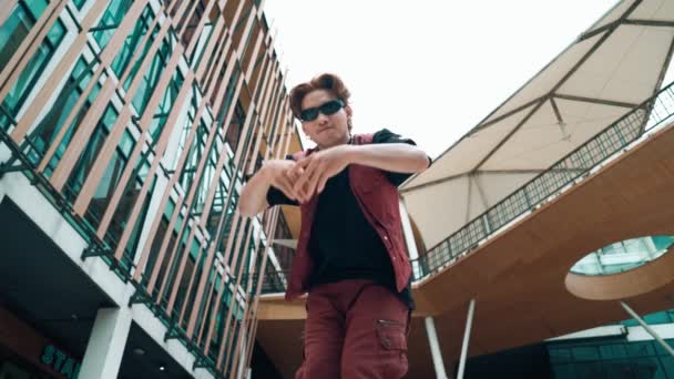 Alacsony Szögű Ázsiai Vonzó Hipster Pózt Kamerák Körül Pláza Boldog — Stock videók