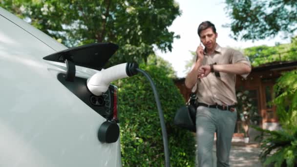 Slow Motion Man Sustainable Urban Transute Electric Car Recharging Outdoor — Αρχείο Βίντεο