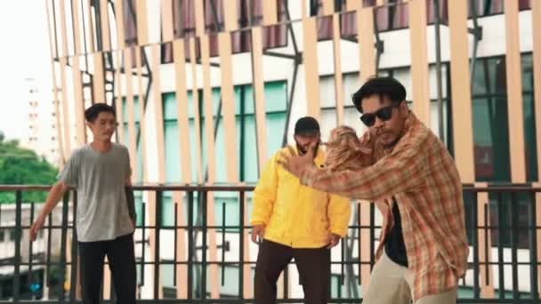 Eine Hipster Gruppe Bewegt Sich Hip Hop Musik Der Corridor — Stockvideo