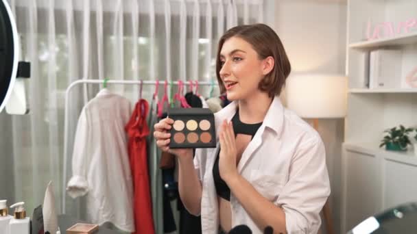 Femme Influenceur Tirer Direct Streaming Vlog Vidéo Examen Maquillage Prim — Video