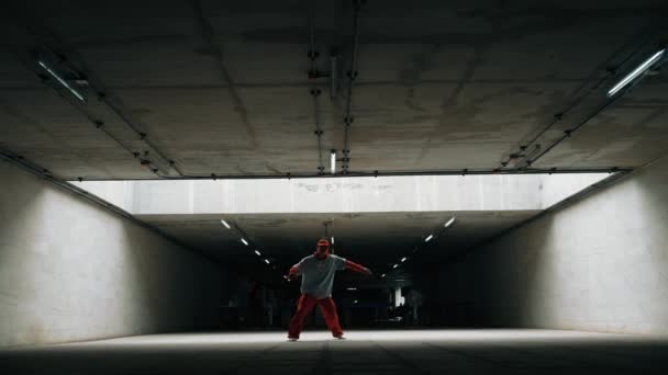 Longo Tiro Hipster Bonito Executar Movimento Animado Energético Dançarino Freestyle — Vídeo de Stock