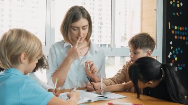 Glad Mångsidig Student Och Smart Lärare Ritning Och Färgläggning Med — Stockvideo