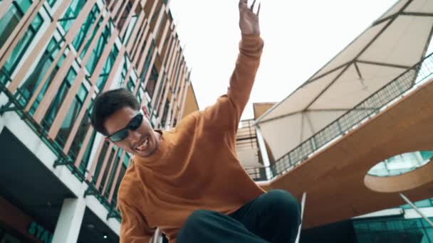 Spanyol Dansçı Hip Hop Tarzında Dans Ederken Kameraya Bakıyor Genç — Stok video