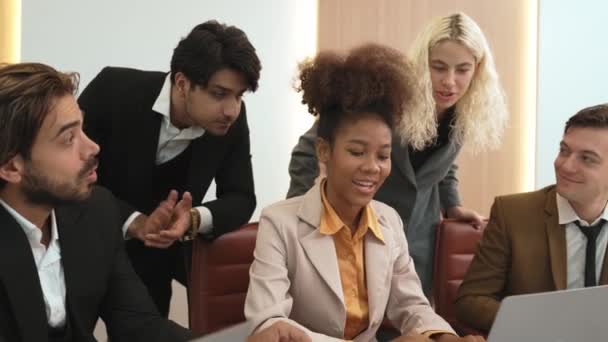 Vielfältige Gruppe Von Büroangestellten Und Mitarbeitern Fühlt Sich Glücklich Und — Stockvideo